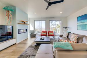 Televisyen dan/atau pusat hiburan di Scenic Depoe Bay Townhome with Deck Less Than 1 Mi to Parks!