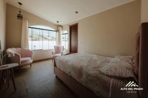 ワヌコにあるCasa de campo Alto del Pradoのベッドルーム1室(ベッド1台、テーブル、椅子付)