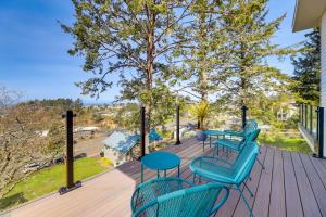 Balkoni atau teres di Scenic Depoe Bay Townhome with Deck Less Than 1 Mi to Parks!