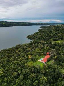 uma vista aérea de uma casa no meio de um lago em Rancho Divino Espírito Santo- Beira Lago Corumbá IV em Alexânia