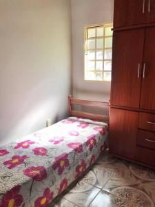 um quarto com uma cama, uma cómoda e uma janela em Rancho Divino Espírito Santo- Beira Lago Corumbá IV em Alexânia