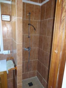 william house في لوس كانيوس دي ميكا: كشك للاستحمام في الحمام مع دش