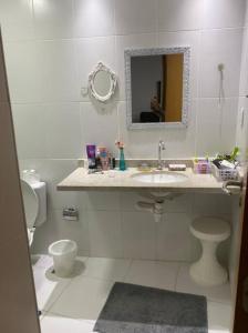 Baño blanco con lavabo y aseo en Apto na Princesa Isabel, Próximo ao Porto da Barra, en Salvador