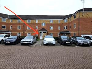 a group of cars parked in a parking lot in front of a building at LONDON FRESHAir BREATHE APARTMENT in London