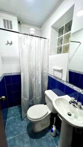 Ένα μπάνιο στο Apartamento en Teusaquillo +14 φωτογραφίες