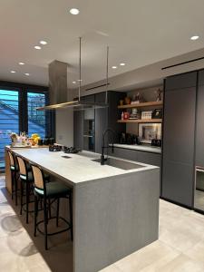 Una cocina con una gran isla con taburetes de bar. en MS luxury apartment, en Milán