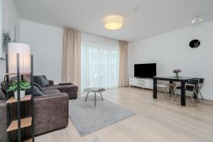 un soggiorno con divano e tavolo di Dream Stay - 2 Porto Franco Apartments near Old Town a Tallinn