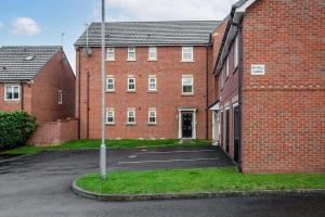 a brick building with a parking lot in front of it at Stylish 2 bed flat/Liverpool city/Free parking in Liverpool