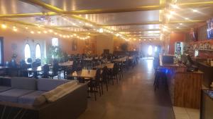 un comedor con mesas, sillas y luces en Clearwater Valley Resort en Clearwater