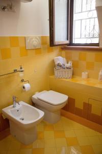 La salle de bains est pourvue de toilettes et d'un lavabo. dans l'établissement Mau House 44 Apartment, à Palerme