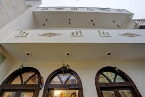 un edificio con due finestre e un soffitto bianco di Super OYO Madpackers Khajuraho a Khajurāho