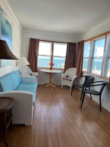 Postel nebo postele na pokoji v ubytování Buccaneer Quarters and Suites