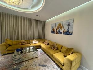 ein Wohnzimmer mit einem Sofa und einem Tisch in der Unterkunft شقة فاخرة ٣ غرف وصالة ٣ in Riad
