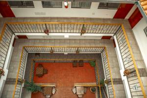 een uitzicht op een lobby met een bakstenen muur bij Hotel Del Prado Hometown in Cuzco
