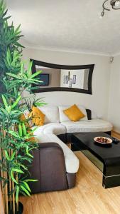 Giường trong phòng chung tại StayViva - Spacoius 3 BR House - Garden, Games Room, Parking near Town Centre and Train station