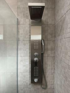 a shower with a phone in a shower stall at apartamento piscina privada in Rincón de la Victoria