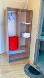 - une armoire avec une serviette rouge dans la chambre dans l'établissement Wadi Rum Ali Bubble camp, à Wadi Rum
