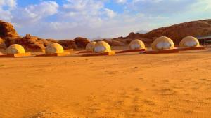 una fila de refugios de acampada en el desierto en Wadi Rum Ali Bubble camp, en Wadi Rum