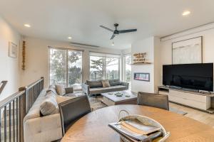 ein Wohnzimmer mit einem Sofa und einem Tisch in der Unterkunft Depoe Bay Townhome with Deck and Stunning Ocean Views! in Depoe Bay