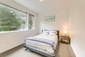 Ένα ή περισσότερα κρεβάτια σε δωμάτιο στο Depoe Bay Townhome with Deck and Stunning Ocean Views!