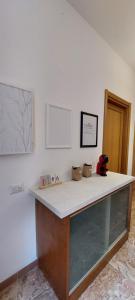 un mostrador de cocina con un osito de peluche rojo sentado en él en La Casa di Angela, en Montepulciano