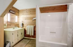 Ένα μπάνιο στο Spacious Classic Cabin Retreat- near Lassen +23 φωτογραφίες