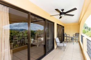 En balkon eller terrasse på Newly remodeled unit in Flamingo with sweeping ocean views from big terrace