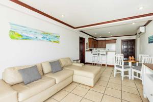 Et opholdsområde på Newly remodeled unit in Flamingo with sweeping ocean views from big terrace