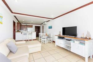 Et tv og/eller underholdning på Newly remodeled unit in Flamingo with sweeping ocean views from big terrace