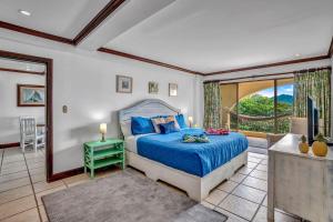 Postel nebo postele na pokoji v ubytování Newly remodeled unit in Flamingo with sweeping ocean views from big terrace + 30 fotografií