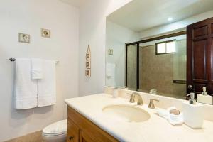 Et badeværelse på Newly remodeled unit in Flamingo with sweeping ocean views from big terrace