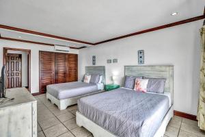 En eller flere senge i et værelse på Newly remodeled unit in Flamingo with sweeping ocean views from big terrace