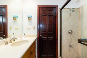 Et badeværelse på Newly remodeled unit in Flamingo with sweeping ocean views from big terrace