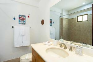 Et badeværelse på Newly remodeled unit in Flamingo with sweeping ocean views from big terrace