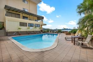Swimmingpoolen hos eller tæt på Newly remodeled unit in Flamingo with sweeping ocean views from big terrace