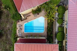 Swimmingpoolen hos eller tæt på Newly remodeled unit in Flamingo with sweeping ocean views from big terrace