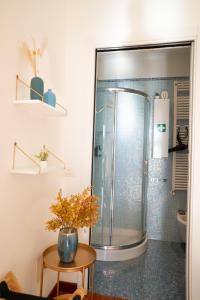 uma casa de banho com um chuveiro e um vaso sobre uma mesa em Ampio attico con terrazzo con vista, centrale, parcheggio gratis em Milano Marittima