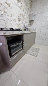 cocina con fregadero y encimera en DECORADO 23-E 2 qts com ar-condicionado, en Rio Verde