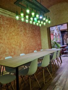 a long table and chairs in a room at Central Hostel Boutique in Antigua Guatemala