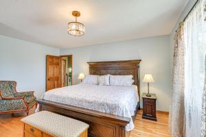 een slaapkamer met een bed en een stoel bij Scenic and Serene Rapid City Getaway on 1 half Acres! in Rapid City