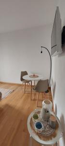 蒙特普齊亞諾的住宿－La Casa di Angela，客厅配有桌椅、桌子和桌子。