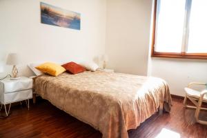 a bedroom with a bed with two pillows on it at Attico panoramico, a pochi passi dal mare, due parcheggi interni inclusi in Milano Marittima