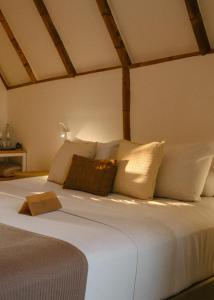 A bed or beds in a room at Blue praia de Santo Antônio