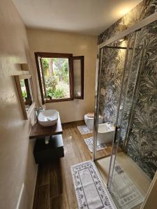 La grande salle de bains est pourvue de 2 lavabos et d'une douche. dans l'établissement Casa Elvira, à Porto Pollo
