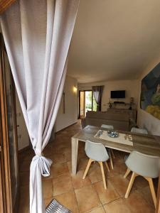 - un salon avec une table, des chaises et un canapé dans l'établissement Casa Elvira, à Porto Pollo