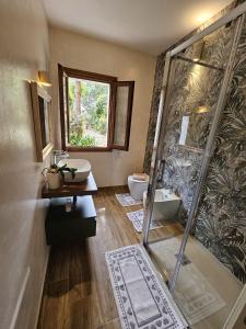 La salle de bains est pourvue d'une douche, de 2 lavabos et de toilettes. dans l'établissement Casa Elvira, à Porto Pollo