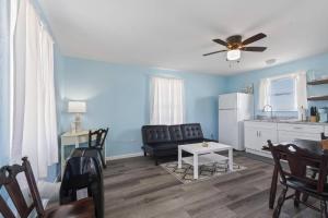 フラッグラー・ビーチにあるQuarter Deck 2 | Flagler Beach | N Ocean Shore Blvdの青い壁のリビングルーム(天井ファン付)