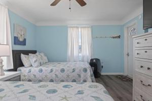 フラッグラー・ビーチにあるQuarter Deck 2 | Flagler Beach | N Ocean Shore Blvdのベッド2台と窓のある寝室 +32枚の写真