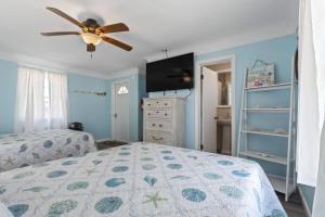 Un dormitorio con una cama y un ventilador de techo. en Quarter Deck 2 | Flagler Beach | N Ocean Shore Blvd, en Flagler Beach