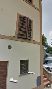 un edificio con una ventana en el lateral. en La Casa di Angela, en Montepulciano
